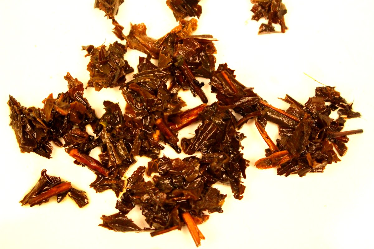 Japanese Kagoshima Hoji Cha Organic Leaf Tea Gently Stirred