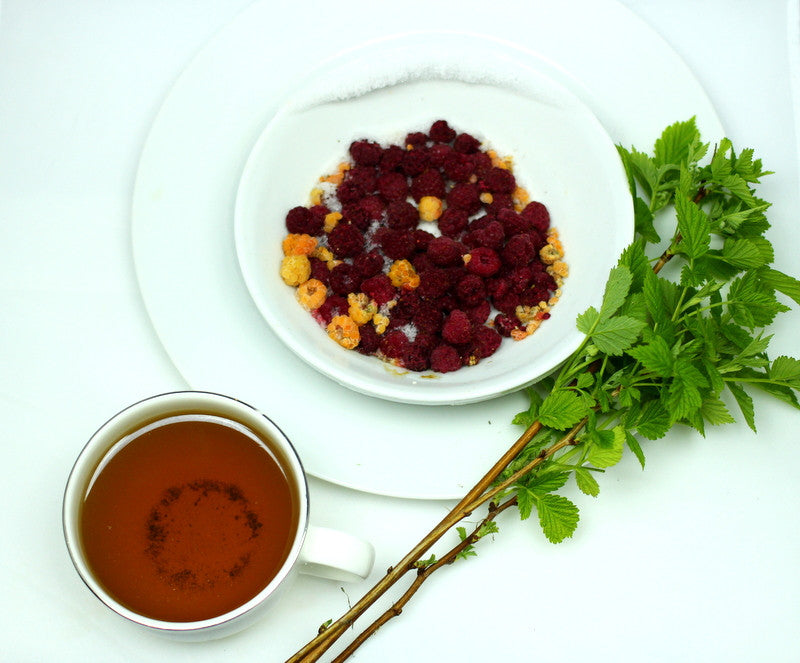 Raspberry Leaf Tea - Reduce Water Retention And High Blood Pressure - A Pleasant Summer Drink - Gently Stirred